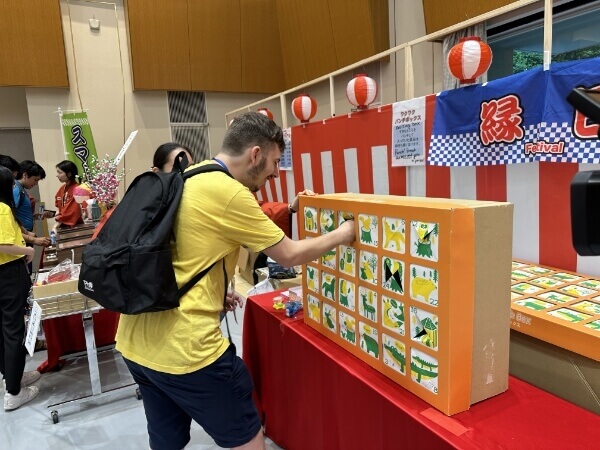 国際イベントに出場する世界中の高校生が日本の文化を楽しめるイベントとして、祭りをテーマにしたイベントを実施しました。会場に櫓を設置して盆踊りを踊ったほか、射的や輪投げなどの縁日を実施しました。