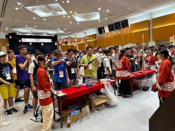 国際イベントに出場する世界中の高校生が日本の文化を楽しめるイベントとして、祭りをテーマにしたイベントを実施しました。会場に櫓を設置して盆踊りを踊ったほか、射的や輪投げなどの縁日を実施しました。